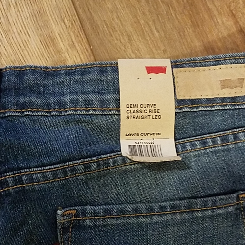 Nwt Levi jeans